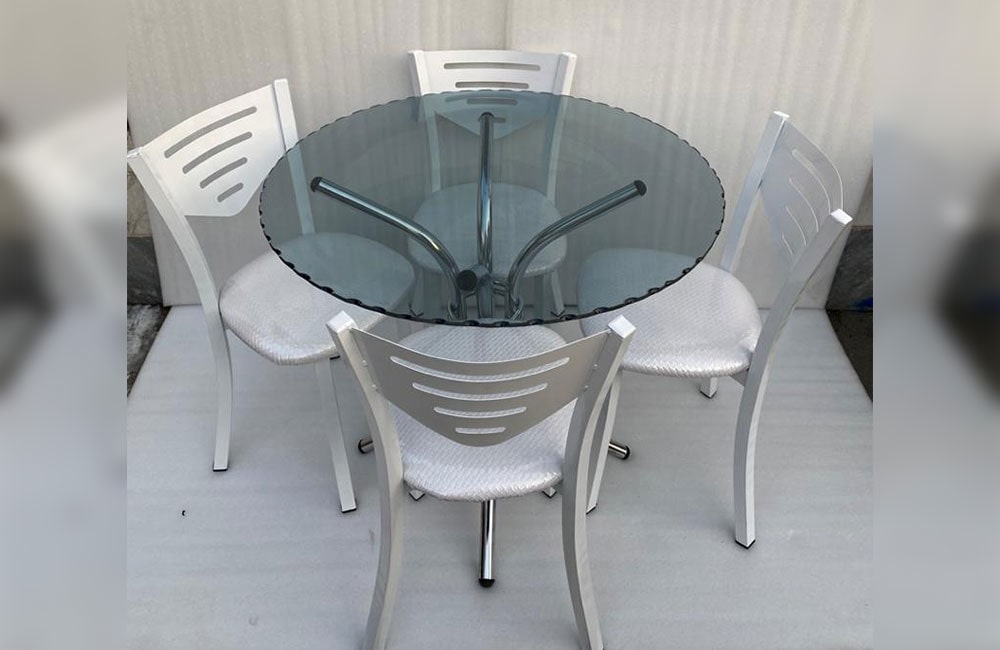 میز ناهارخوری شیشه ای و صندلی چوبی سفید